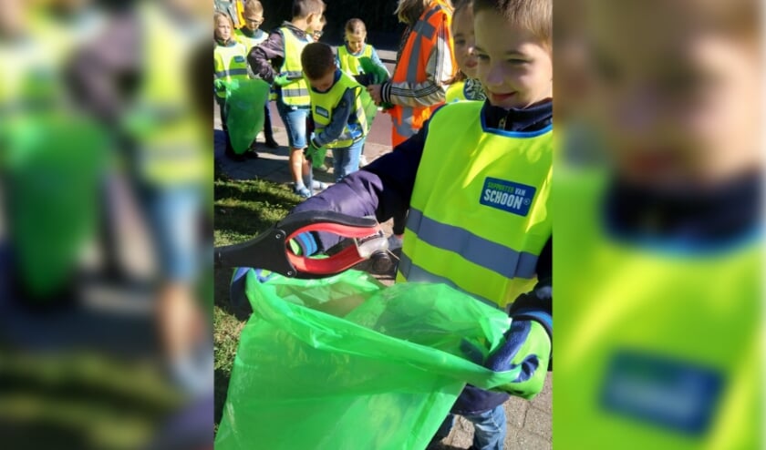 Aan de slag met een grijper en een vuilniszak om afval op te ruimen. Foto: PR