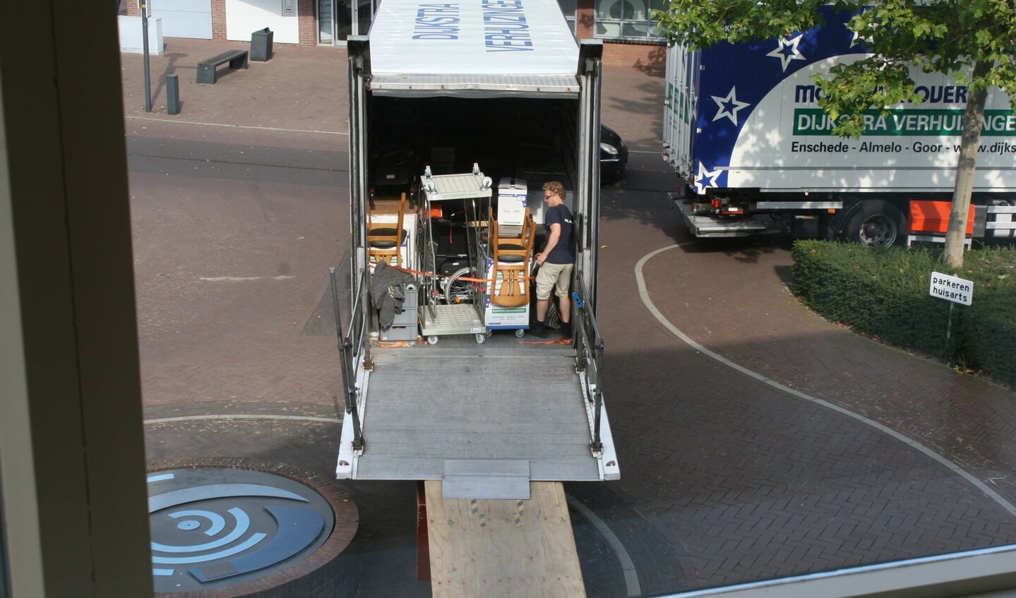 Verhuizers laden spullen uit het oude pand van Careaz Antoniushove in de vrachtwagen. Foto: Dinès Quist