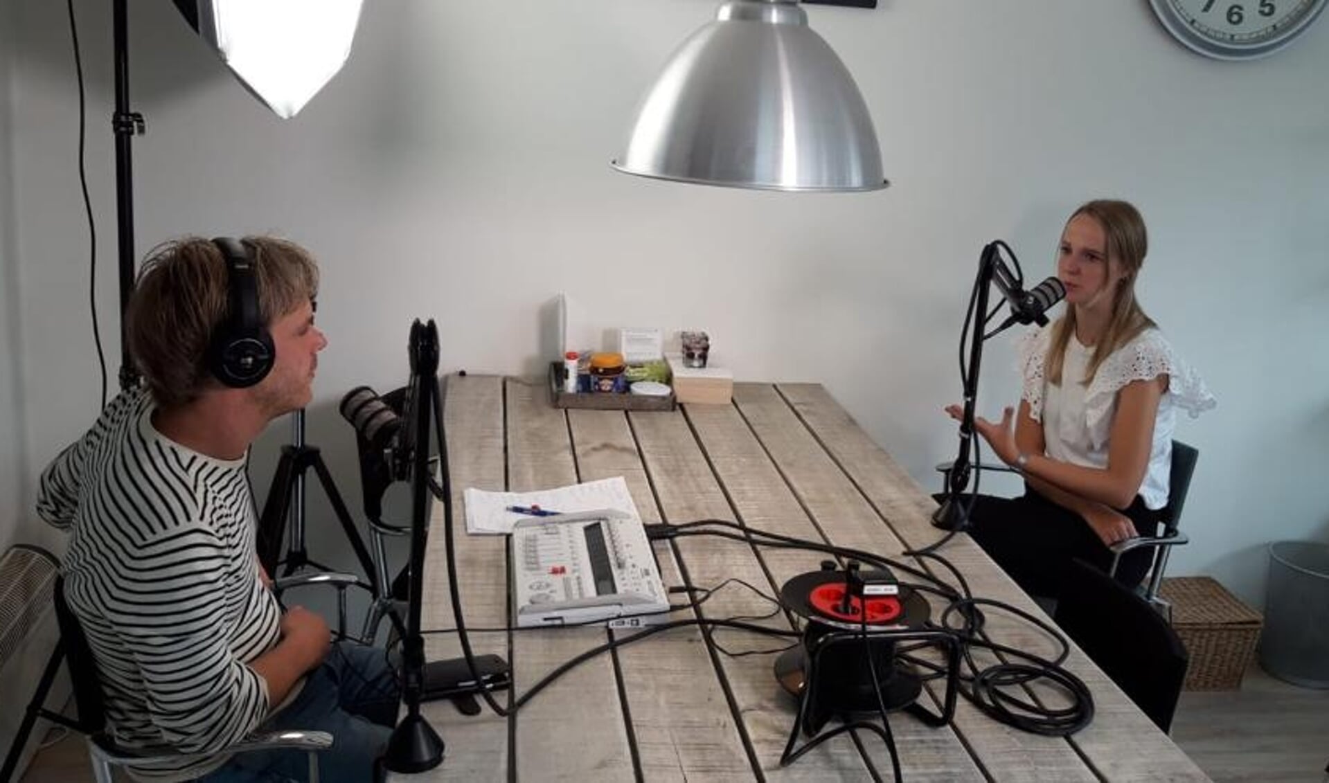 Talie Wijlens in gesprek met Mohlin Walterbos uit Groenlo voor de podcast.