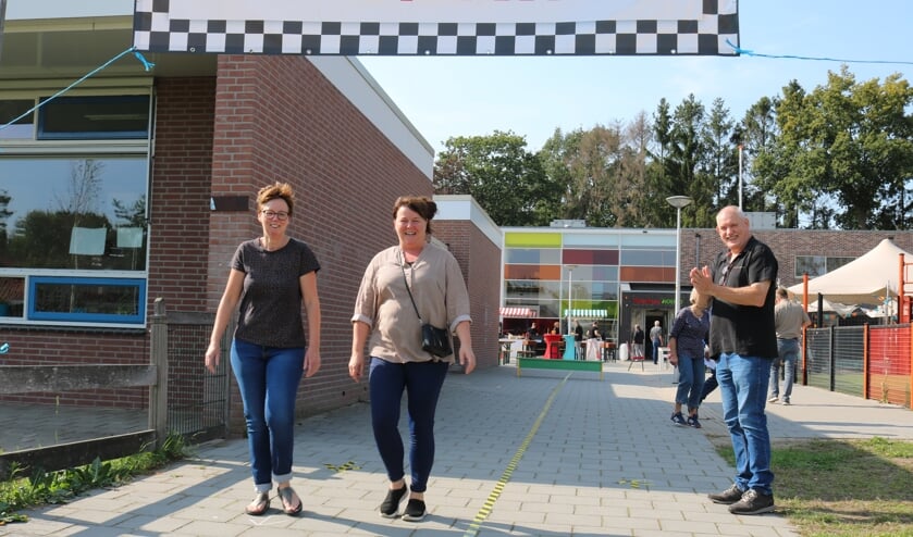 Onder applaus van Joop Stegeman (r) kwamen Jannie Roekevisch en Anneke Wuestman binnen lopen. Foto: Arjen Dieperink