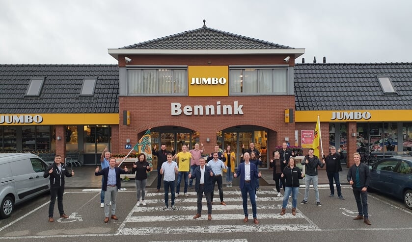 De vertegenwoordigers van de corsogroepen zijn klaar voor de start. Voorzitter Herman ter Haar van het Bloemencorso Lichtenvoorde (midden voor), eigenaar Pascal Bennink van Jumbo Bennink en bedrijfsleider Jerry Wopereis wensen alle deelnemers veel succes. Foto: PR