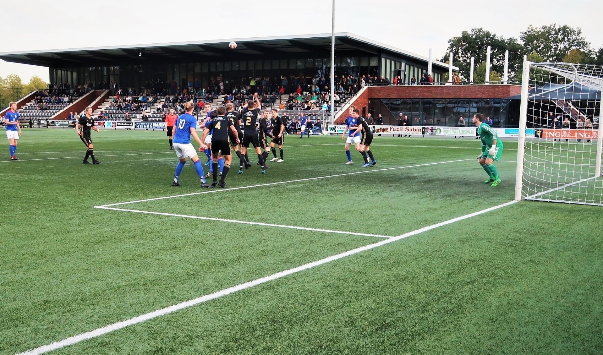 Eén van de vele Grolaanvallen in de tweede helft tegen FC Winterswijk. Foto: Theo Huijskes