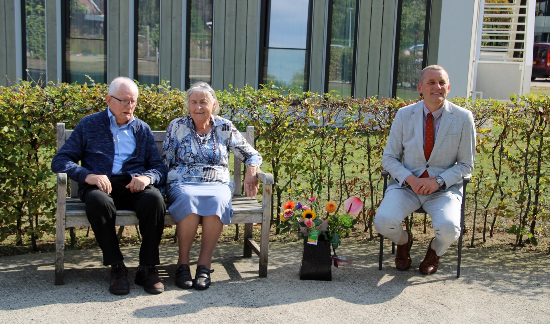 Bernard en Hermien Somsen, met naast hen burgemeester Stapelkamp die hen namens de gemeente Aalten kwam feliciteren. Foto: Lydia ter Welle