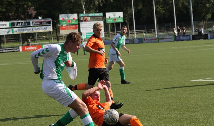 Matthias Hoorn in duel met speler Keijeburgse Boys. Foto: Suzanne Halfmouw