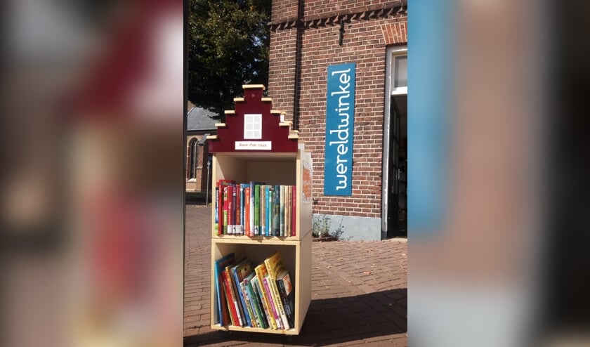 De kinderzwerfboekenkast bij de Wereldwinkel in Dinxperlo. Foto: PR