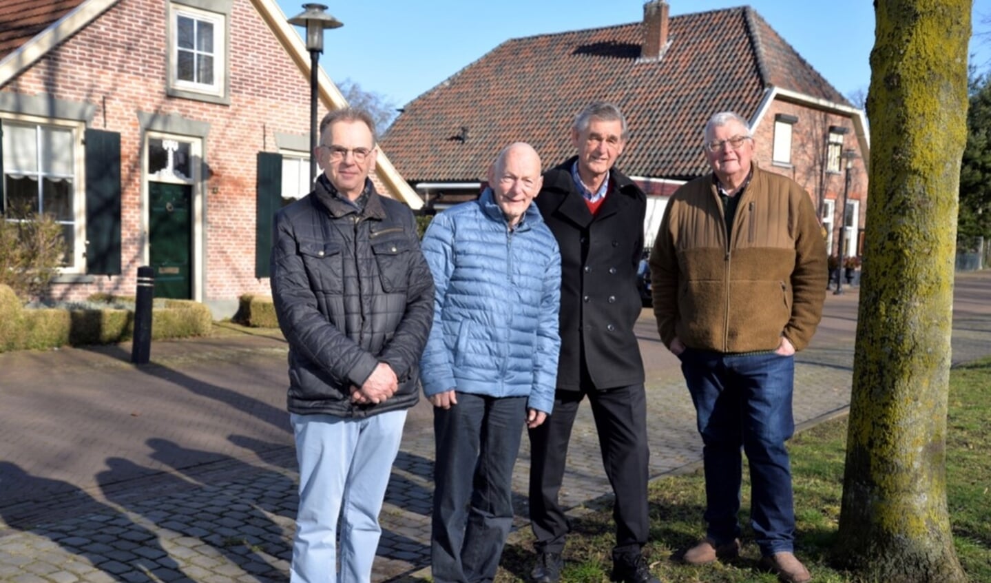 Jan Oonk, Wim van Keulen, Job de Gelder en Fred Wolsink (v.l.n.r.) zijn de samenstellers van de Tegelroute in Zelhem. Foto: Marian Oosterink