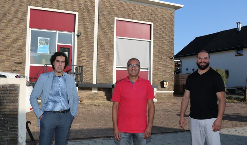 Het dagelijks bestuur van de Stichting Tawba voor hun nieuwe onderkomen. Foto: Arjen Dieperink