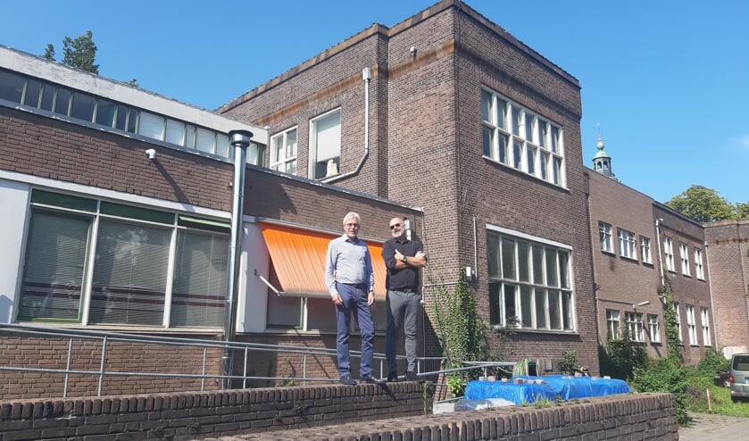 Als de voormalige school aan het Vispoortplein een monumentale status krijgt, is er volgens architect Lars Courage (rechts) niets meer mogelijk op deze locatie. Links staat mede-eigenaar Eric Kruyssen. Foto: Rudi Hofman