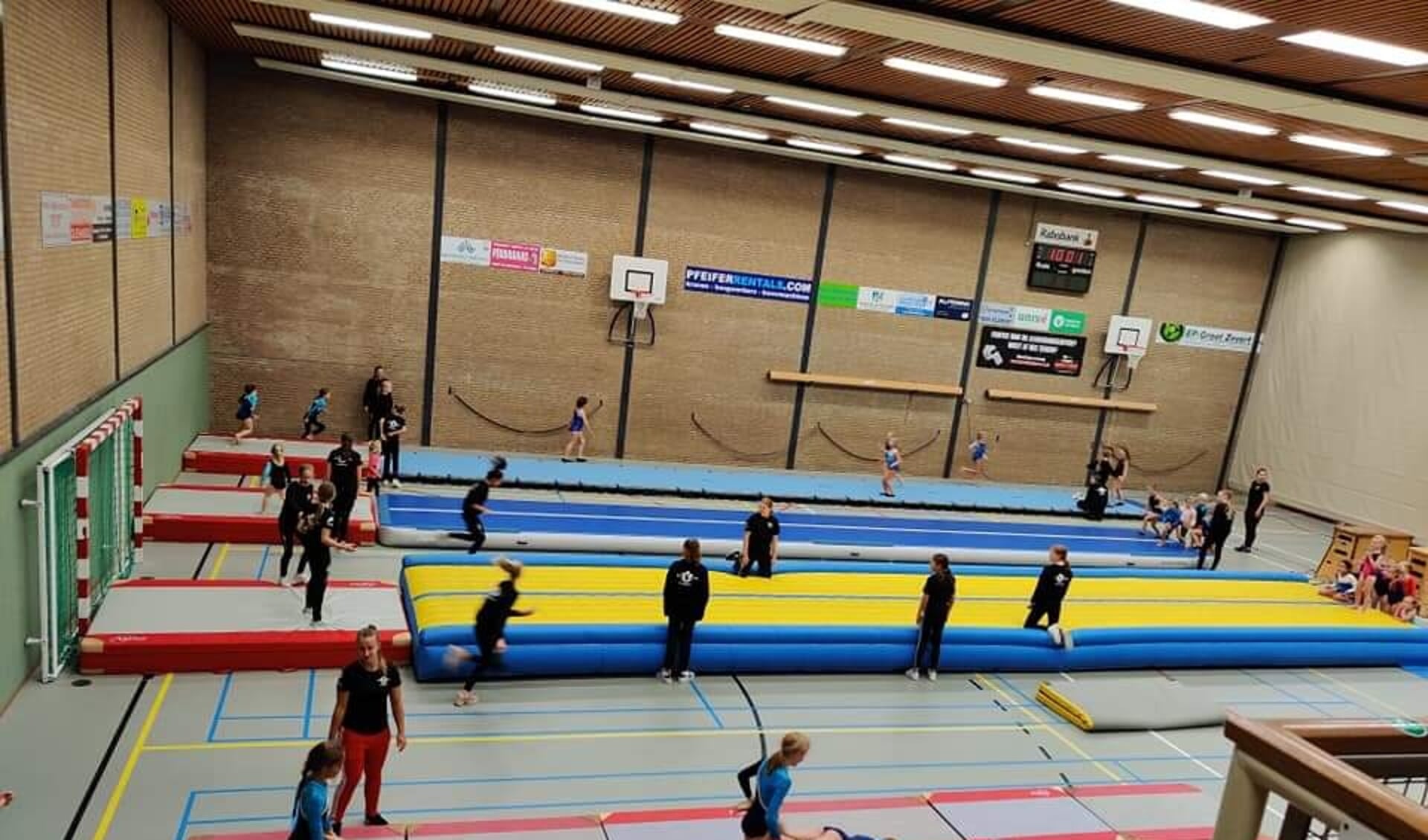 Met een springfestijn in de sporthal van Den Elshof viert Rap en Snel de opening van het nieuwe seizoen.