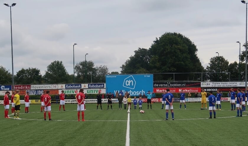 Eén minuut stilte voorafgaande aan de wedstrijd voor Henk Porskamp. Foto: Theo Huijskes