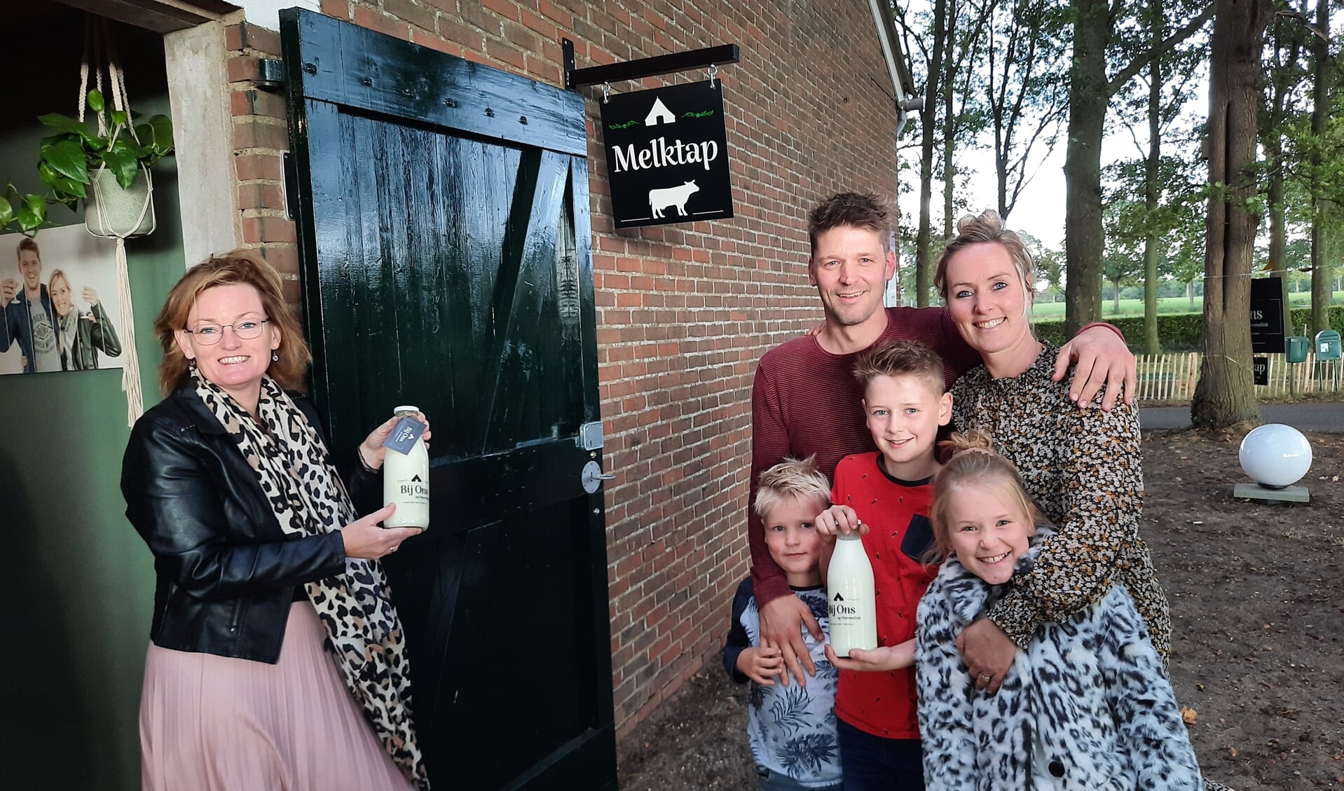 Wethouder Marieke Frank opende de allereerste melktap van Oost Gelre op het bedrijf van Toon en Nienke Hulshof  in Lievelde. Foto: Kyra Broshuis