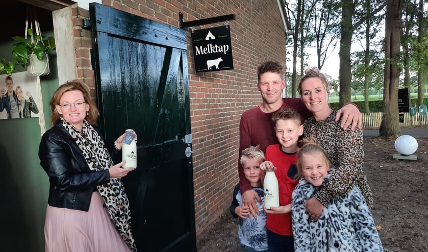 Wethouder Marieke Frank opende de allereerste melktap van Oost Gelre op het bedrijf van Toon en Nienke Hulshof in Lievelde. Foto: Kyra Broshuis