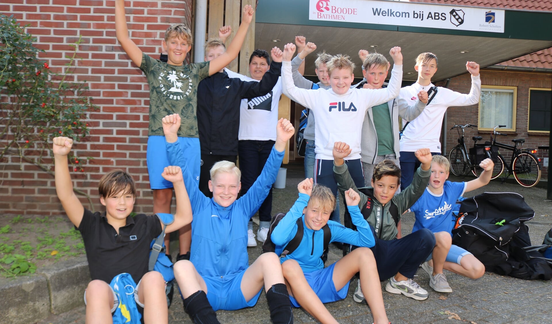 Uitbundig tevreden was het team over het behaalde resultaat. Foto: Arjen Dieperink