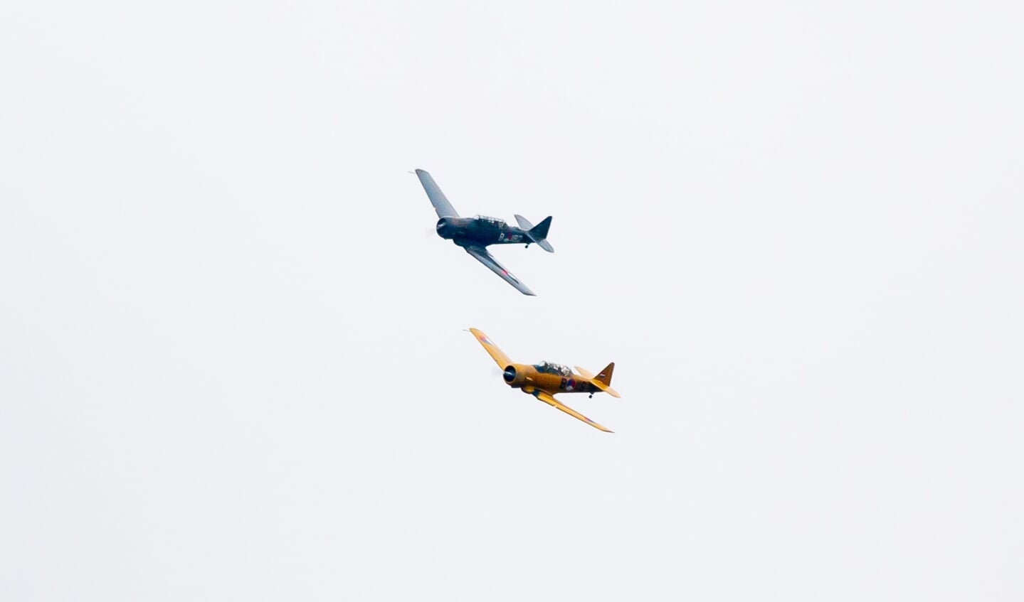 Militair saluut met twee Harvards van de Koninklijke Luchtmacht voor piloot Bill Abbott. Foto: Henk Derksen