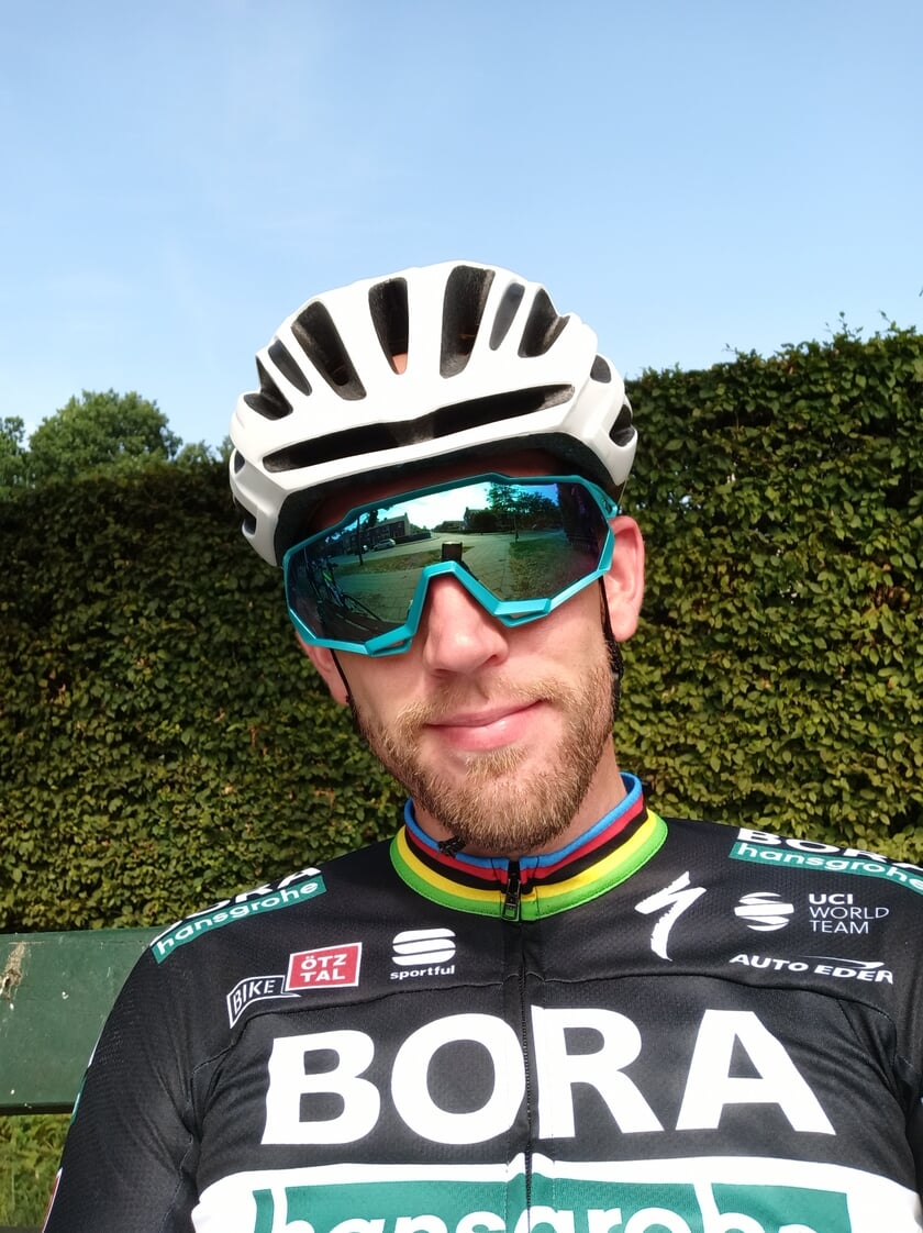 Jelle Hengeveld is tevreden met het bedrag dat hij bijeen fietste voor de voedselbank. Foto: PR
