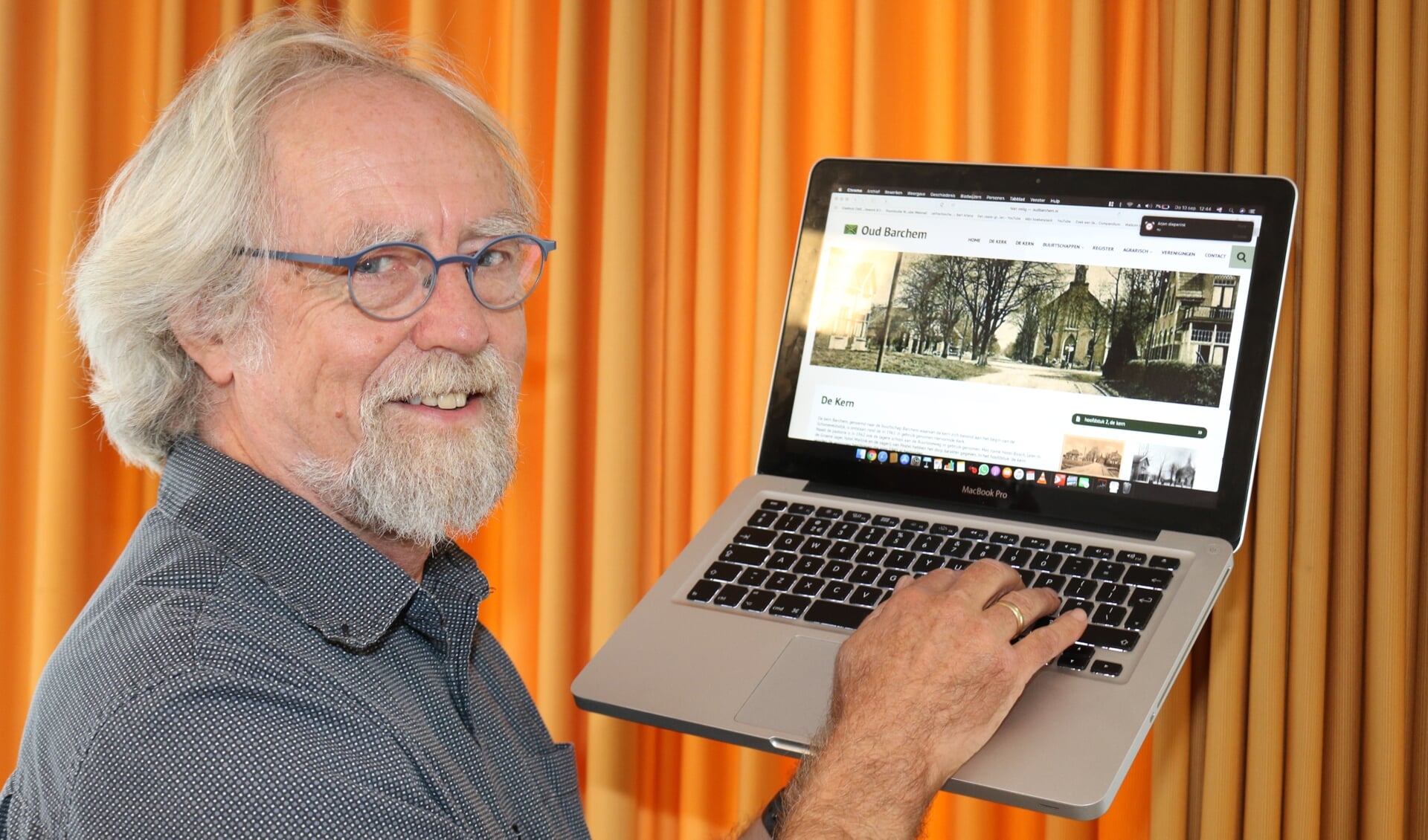Jan Leijenhorst toont de website oudbarchem.nl op zijn laptop. Foto: Arjen Dieperink