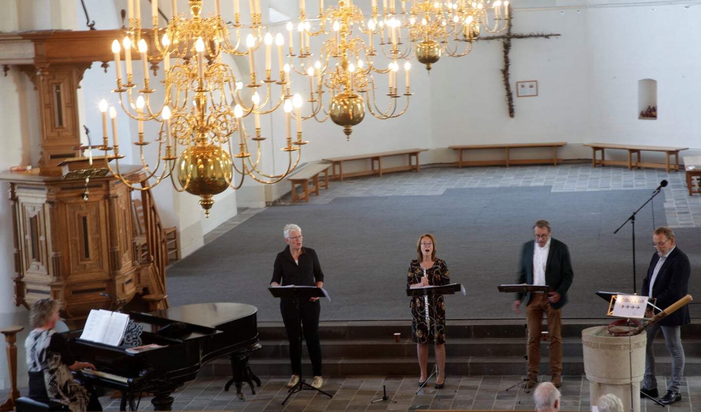 Full House Vocal Group uit Steenderen onder leiding van Lucian Venderink. Foto: Menno Leistra