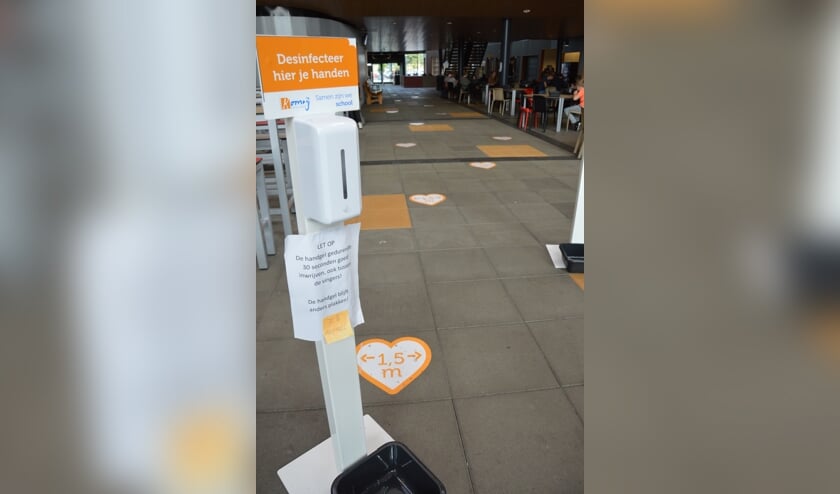 <p>Leerlingen moeten hun handen bij binnenkomst desinfecteren. Foto: PR</p>