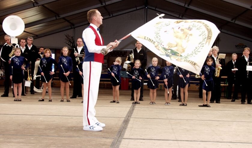 Het vaandel van Vereniging Volksfeest Linde wordt dit jaar niet gezwaaid. Foto: PR