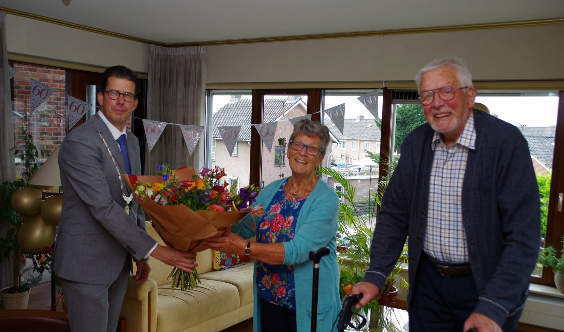 Burgemeester Joost van Oostrum feliciteert het echtpaar Ewouds met hun zestigjarig huwelijk. Foto: Pieter Ewouds 