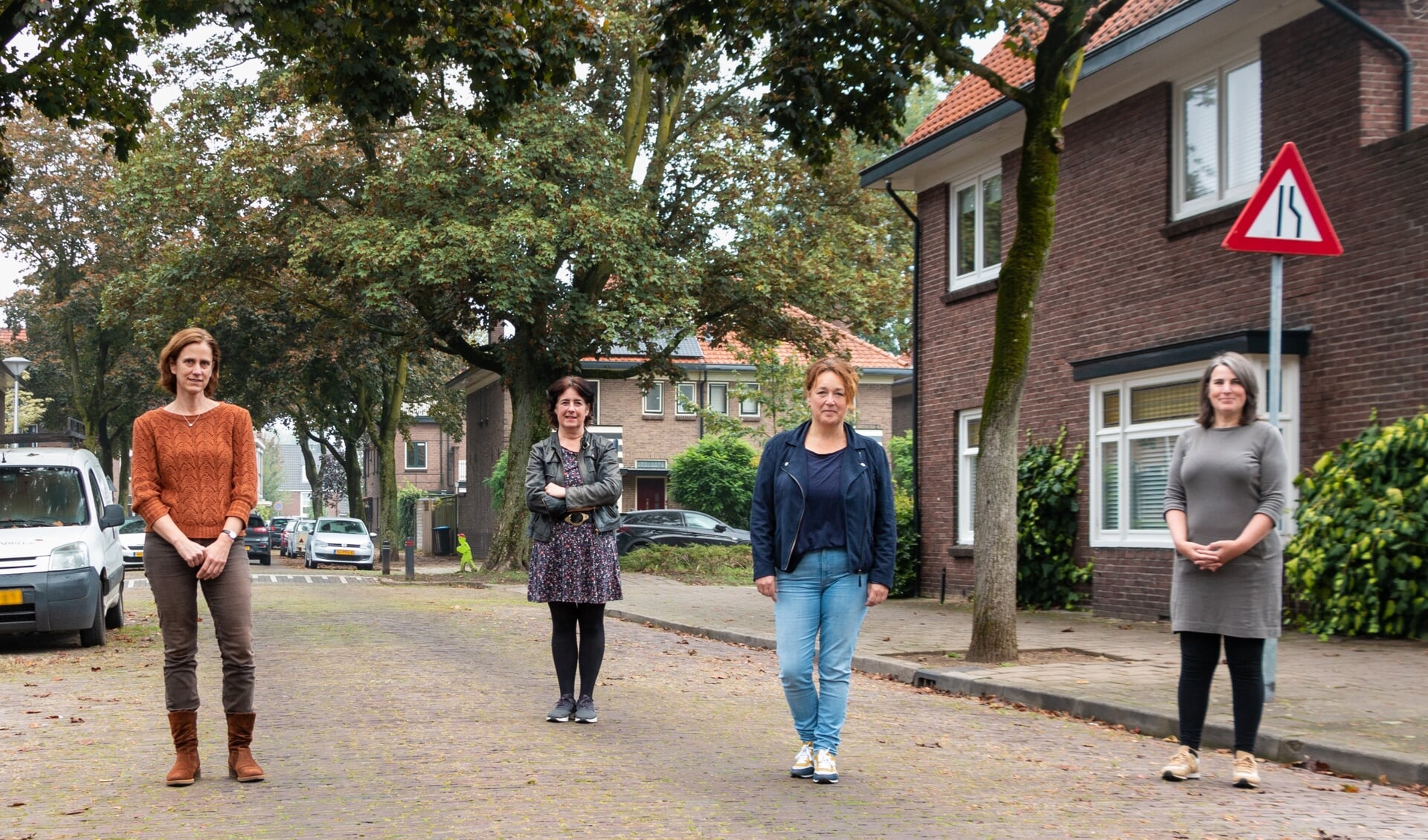 Enkele buurtbewoners van de Schilderswijk. V.l.n.r.: Nathalie Speksnijder, Esther Bánki, Josephine Boot en initiatiefnemer Corinne Abbas. Foto: Henk Derksen