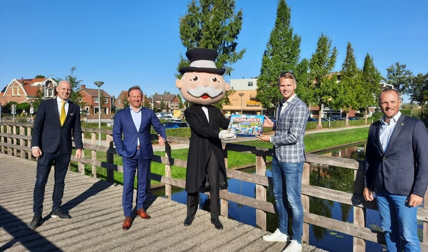 Wethouder Bart Porskamp krijgt het eerste monopolyspel van Groenlo overhandigd door Mister Monopoly. Rechts Kim Theissen van Steentjes Makelaars en links Johan Teunis en Pascal Bennink van Jumbo Bennink. Foto: Kyra Broshuis