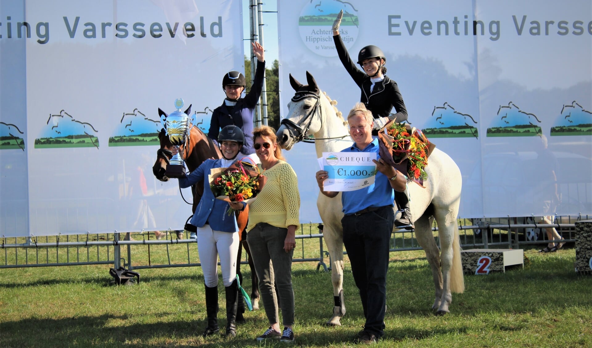 Uit handen van de organisatie ontvingen Indy (links op de pony) Lieve (linksonder) en Joëlle (rechts op de pony) en voorzitter Johan Schuttert (rechtsonder) de Ben Gilbers Bokaal en de cheque. Foto: PR