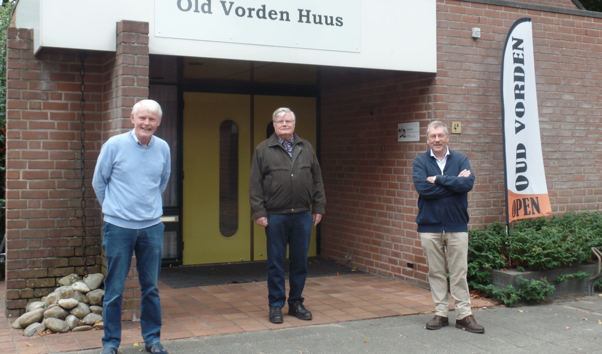 Links de twee oud-voorzitters van Oud Vorden Wim Ruiterkamp en Henk Vaags en rechts de nieuwe voorzitter van de oudheidkundige vereniging Frank van Setten voor de ingang van het Oud Vorden Huus. Foto: Jan Hendriksen