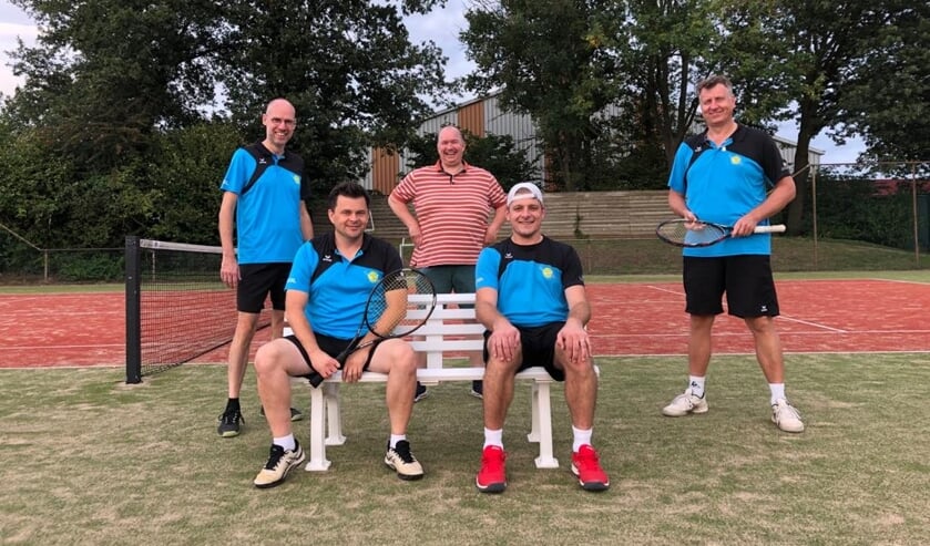 Marco ter Maat, Jochem Emsbroek, Christiaan Brinckhorst (non playing captain) Rutger Wullink en Cees van Voskuilen (v.l.n.r.). Foto: PR