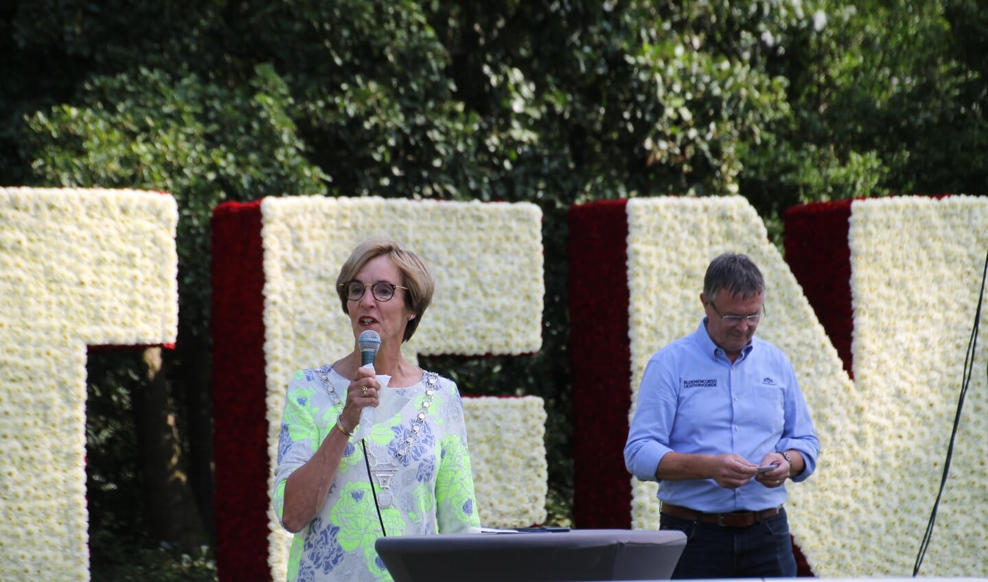 Burgemeester Bronsvoort en SBL-voorzitter Ter Haar bij de opening van de Dahlia Kunstobjectenroute.