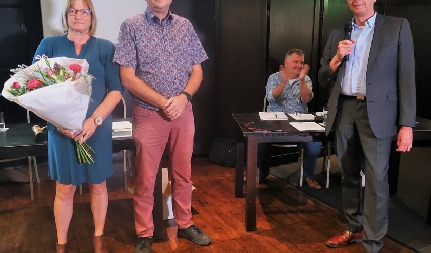 De scheidend RKZVC-voorzitter Johnny Cuppers, met echtgenote Paula en rechts KNVB-ambassadeur Henk Plass. Foto: Theo Huijskes