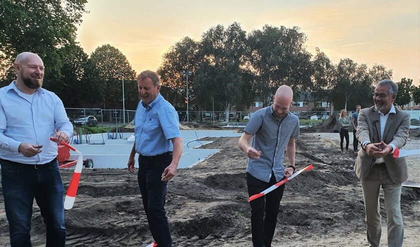 Marc Hoogenraad (KlaassenGroep), Gerard Raterink (Bouwkundig Adviesburo Raterink), Thijs Hengeveld (CPO- vereniging Starters in Zelhem) en wethouder Evert Blaauw (gemeente Bronckhorst) geven de officiële start van de bouw door het doorknippen van een afzetlint. Foto: Alice Rouwhorst