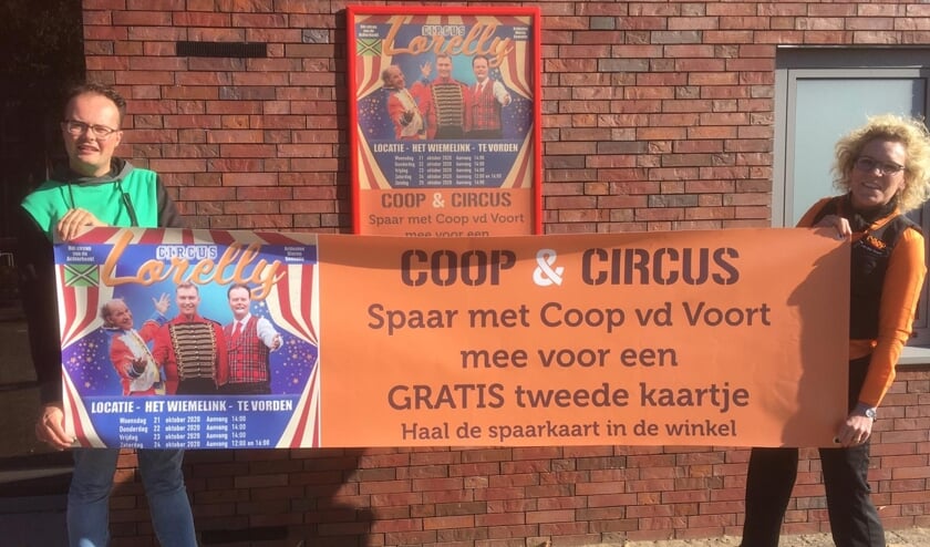 Lennart Schoppers.van Circus Lorelly en Monique van der Voort van Coop Vorden promoten de actie voor een gratis toegangskaartje voor het circus. Foto: PR