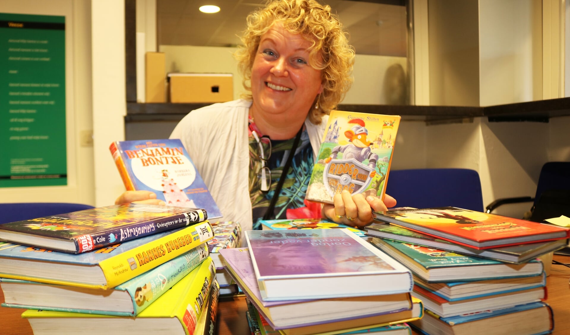 Hanny Polling is bij de kinderboeken in haar element. Foto: Arjen Dieperink