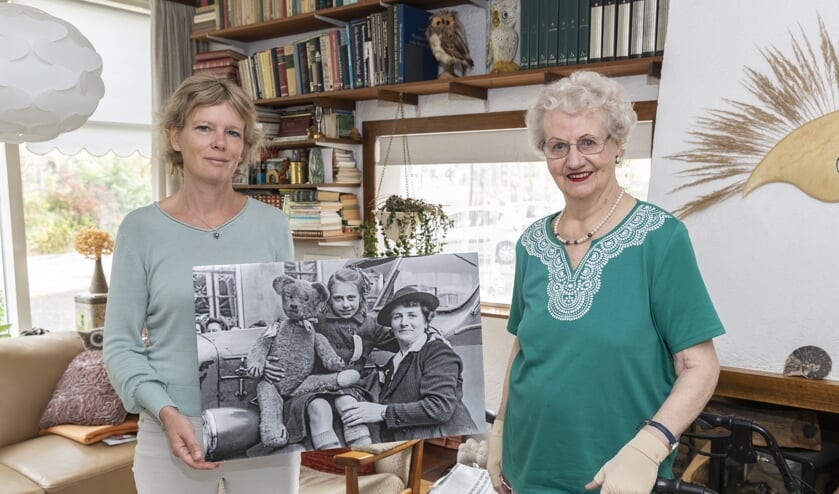 Hetty van Huffelen is het meisje met de beer, gefotografeerd door Willem Zeijlemaker tijdens de aankomst van Zutphense kinderen in mei 1946. In oktober 1945 werden zij naar Engeland uitgezonden. Op de foto van Zeijlemaker is ze 11 jaar oud, ze is nu 85. Naast haar staat Alize Hillebrink. Foto: Patrick van Gemert/Zutphens Persbureau