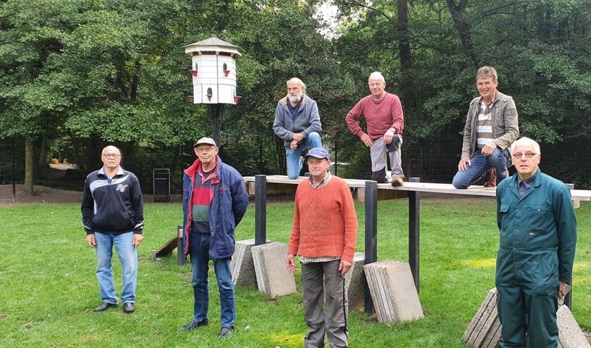 De vrijwilligers van het parkonderhoud, met tweede van rechts coördinator Harry Overbeek. Foto: Rob Weeber