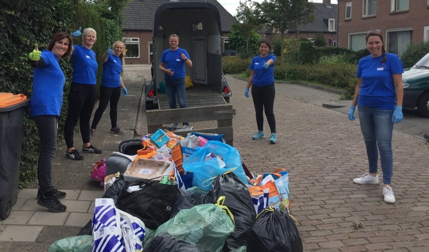 Deel van het bestuur en team van Present Achterhoek: (v.l.n.r.) Nelly de Vries, Ineke Bennink, Josefien Nahuis, David van Groningen, Jasmijn Wagenaar en Hilde Colenbrander. Foto: Present Achterhoek