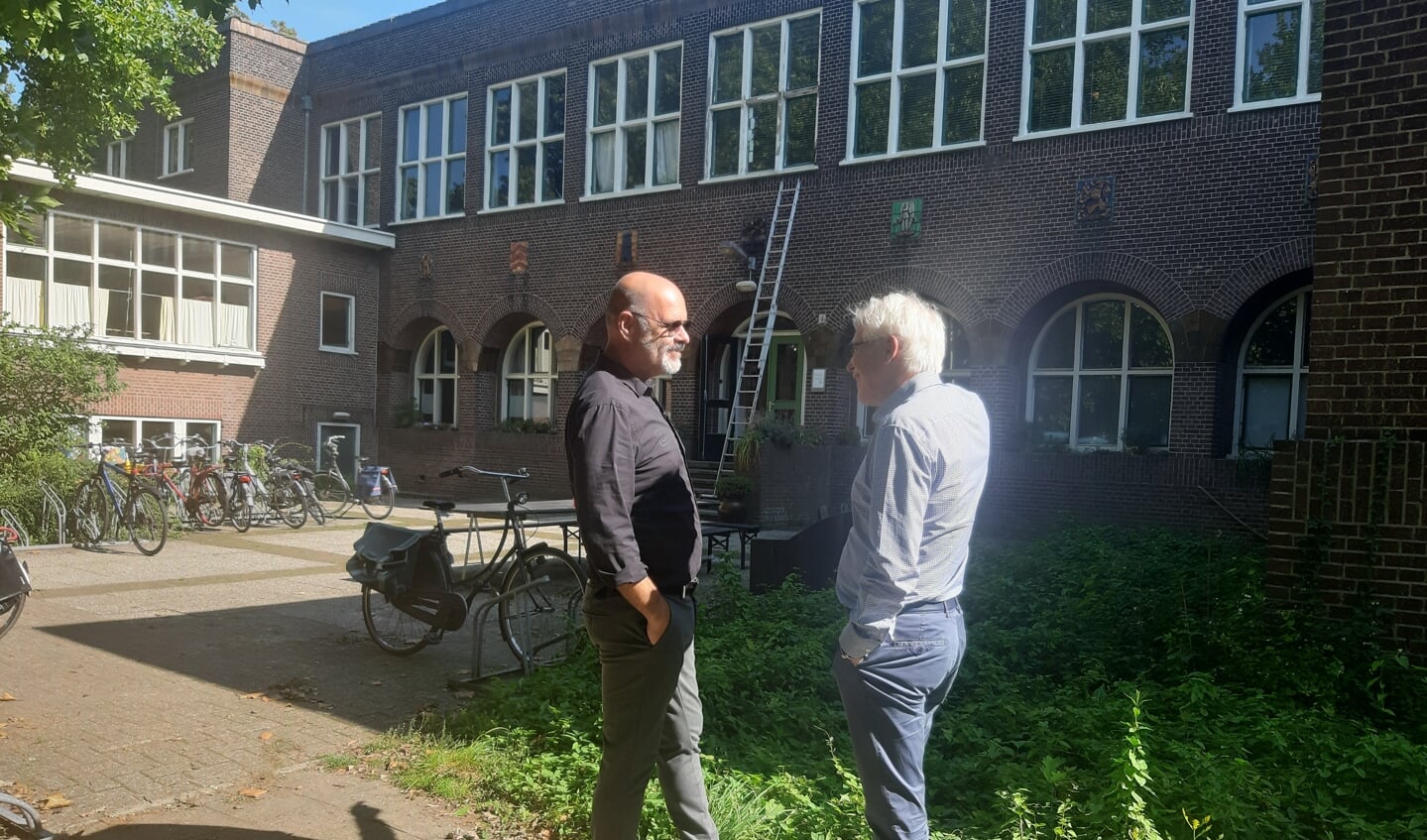Architect Lars Courage en mede-eigenaar Eric Kruyssen roepen de gemeente Zutphen en andere betrokken partijen op samen aan een nieuw herontwikkelingsplan voor de locatie oude meisjesvakschool te gaan werken. Foto: Rudi Hofman