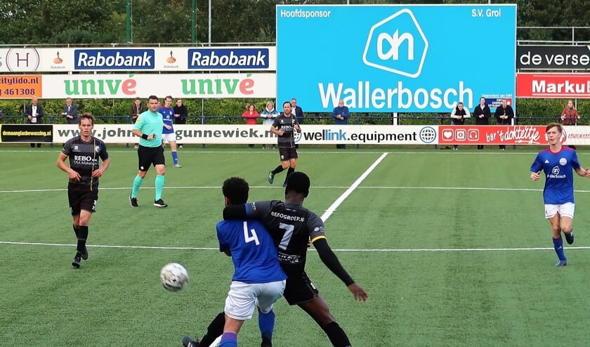 Eén van de vele duels tussen Eduardo de Sousa Cavalcante van Grol en Gloria Papela van DZC’68. Foto: Theo Huijskes
