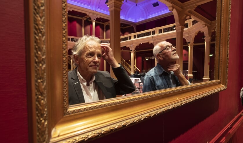 Cabaretiers Frans Velthuis en Rob van Druten gaan er tegenaan met Heit al geheurt. Foto: Zutphens Persbureau/Patrick van Gemert