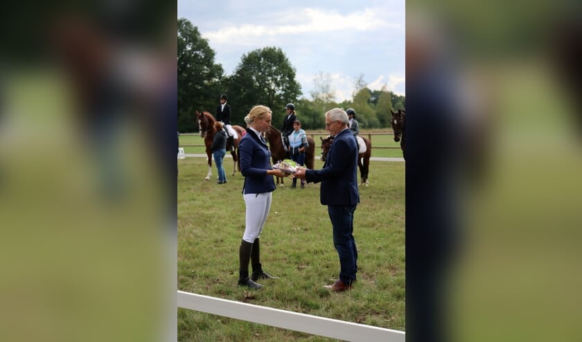 De overhandiging van de bronzen KNHS-speld aan Wim Salemink. Foto: PR