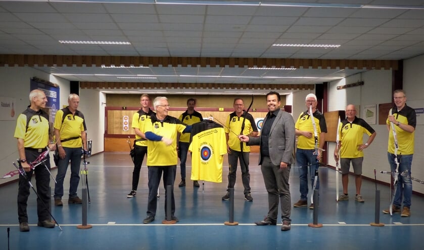 Voorzitter Bert Turfboer (l) van De Gouden Treffer overhandigt een shirt aan sponsor Erik Lindenshot. Foto: PR
