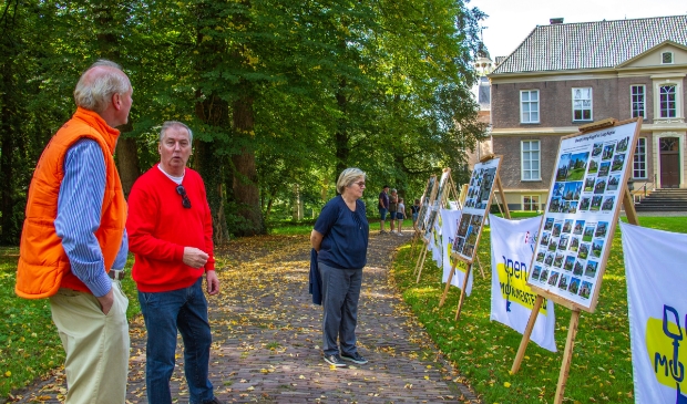 Han van der Lans (l.) geeft uitleg aan gasten van Kasteel Hackfort. Foto: Liesbeth Spaansen