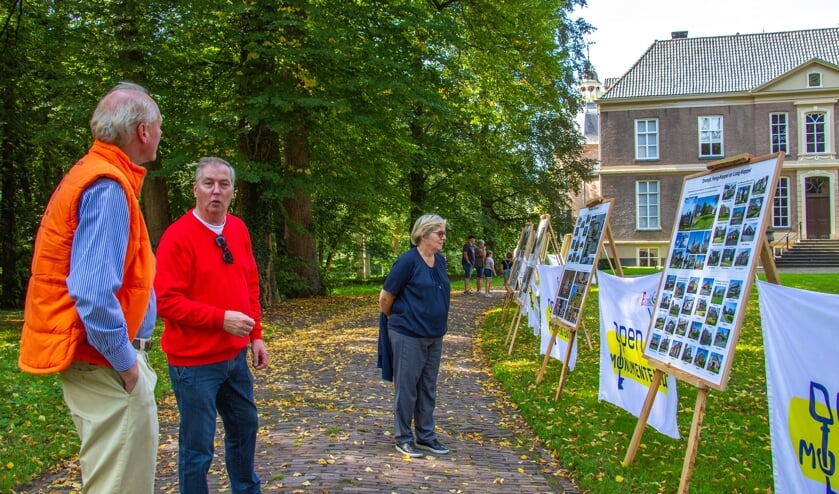 Han van der Lans (l.) geeft uitleg aan gasten van Kasteel Hackfort. Foto: Liesbeth Spaansen