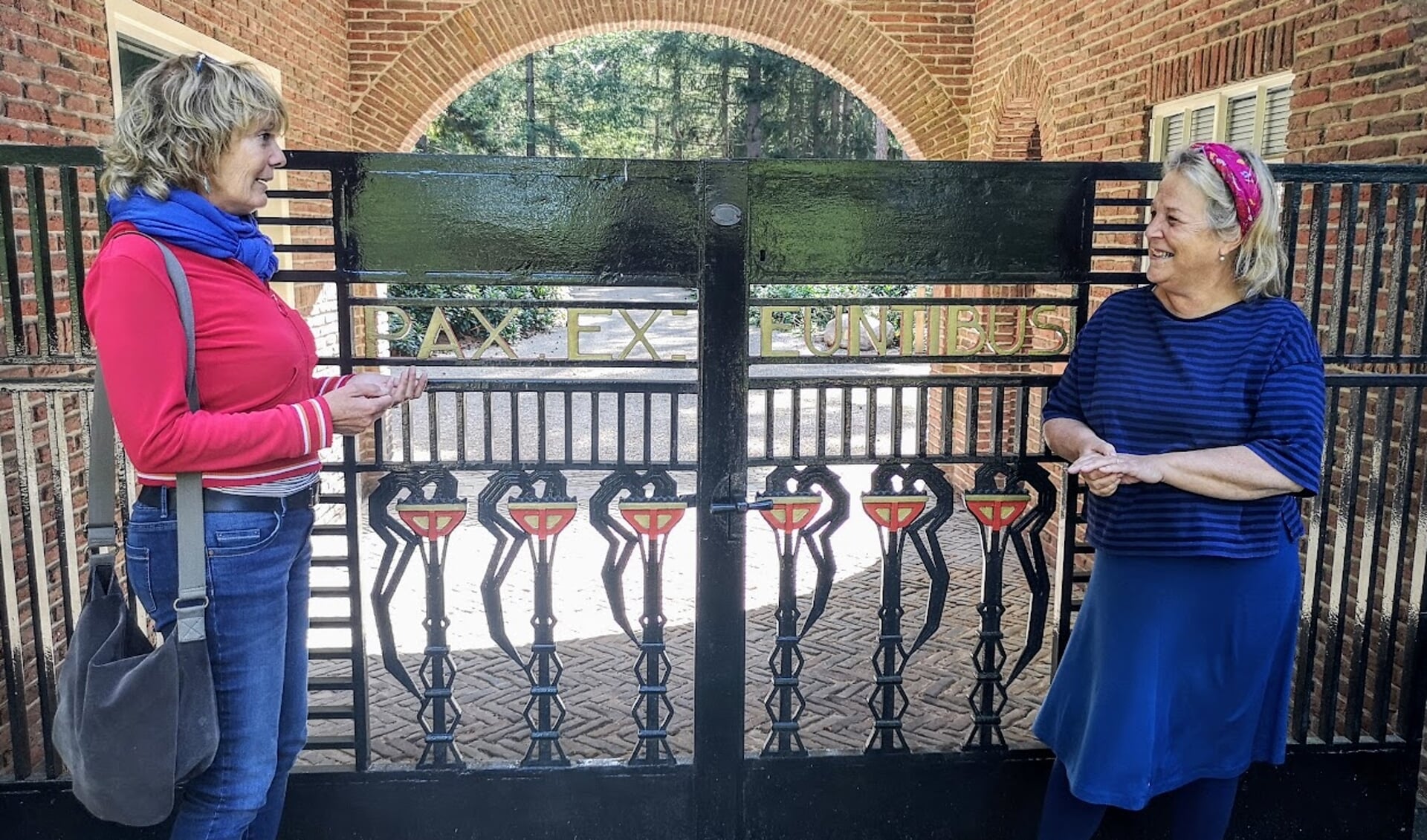 Ida Jansen (l) en Gerthe Lamers van Levende Namen bij de ingang van de Nieuwe Begraafplaats. Foto: Henri Bruntink