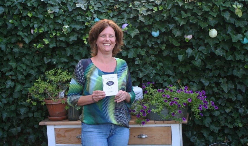 Tamara Raben met haar bundel 'Een Vergissing is Meesterlijk'. Foto: Dinès Quist