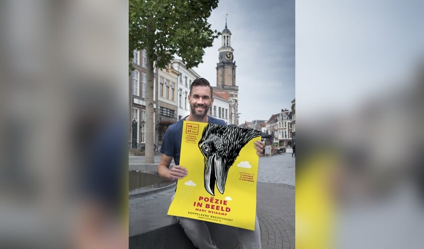 Marc Weikamp, geboren in Lichtenvoorde, met het affiche van de overzichtsexpositie die in de Koppelkerk in Bredevoort wordt gehouden. Foto: Gerard Mühlradt