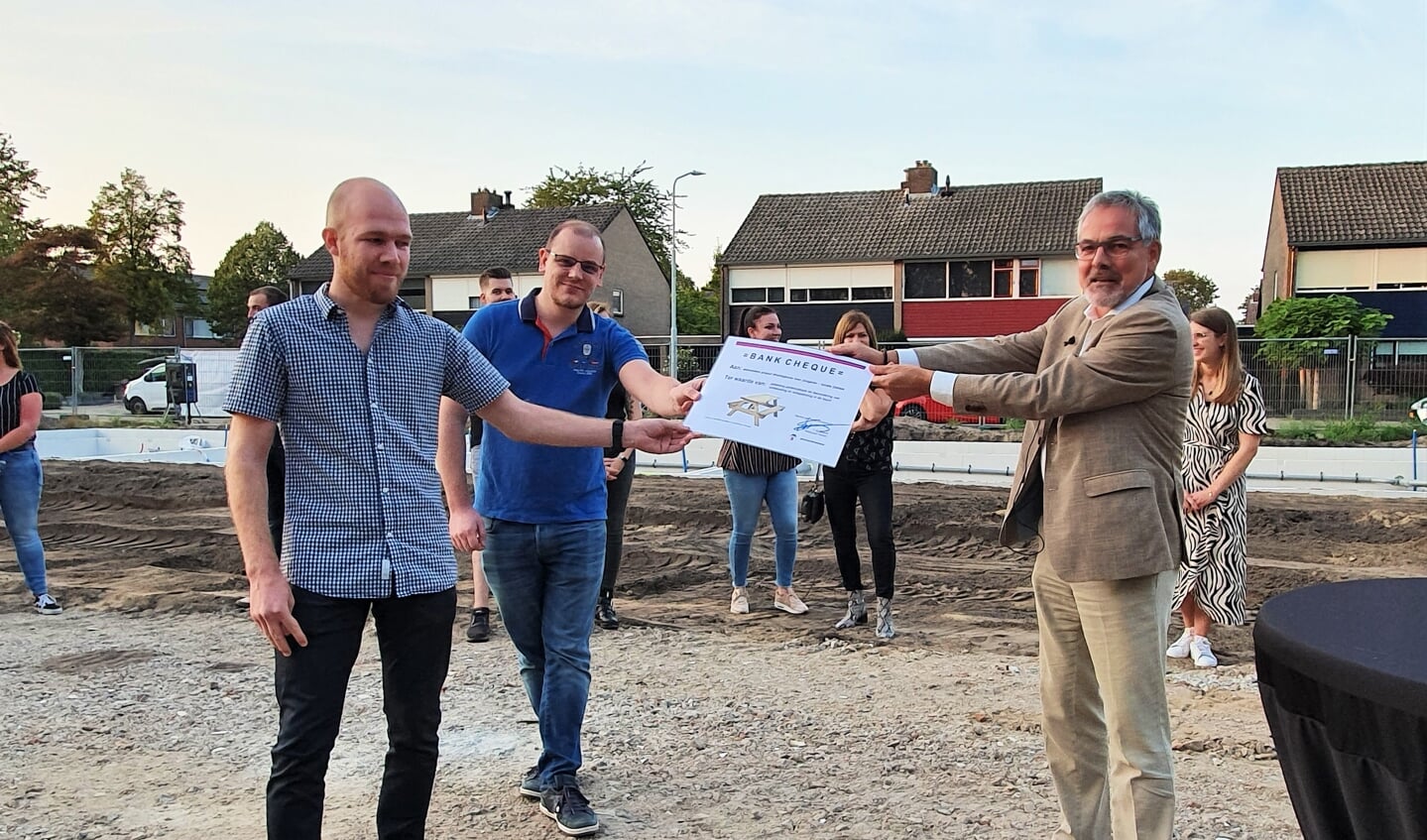 Thijs Hengeveld en Robbert van Velsen van CPO-vereniging Starters in Zelhem nemen de cheque voor een picknickbank in ontvangst van wethouder Evert Blaauw. Foto: Alice Rouwhorst