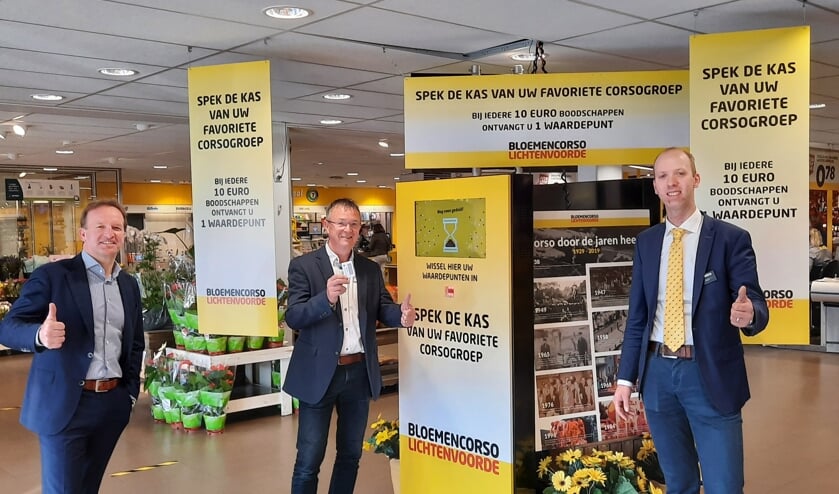 Herman ter Haar (midden) is aanwezig bij de officiële aftrap van Spek je Corsokas bij Jumbo Bennink in Lichtenvoorde. Links Pascal Bennink en rechts Jerry Wopereis van Jumbo. Foto: Kyra Broshuis