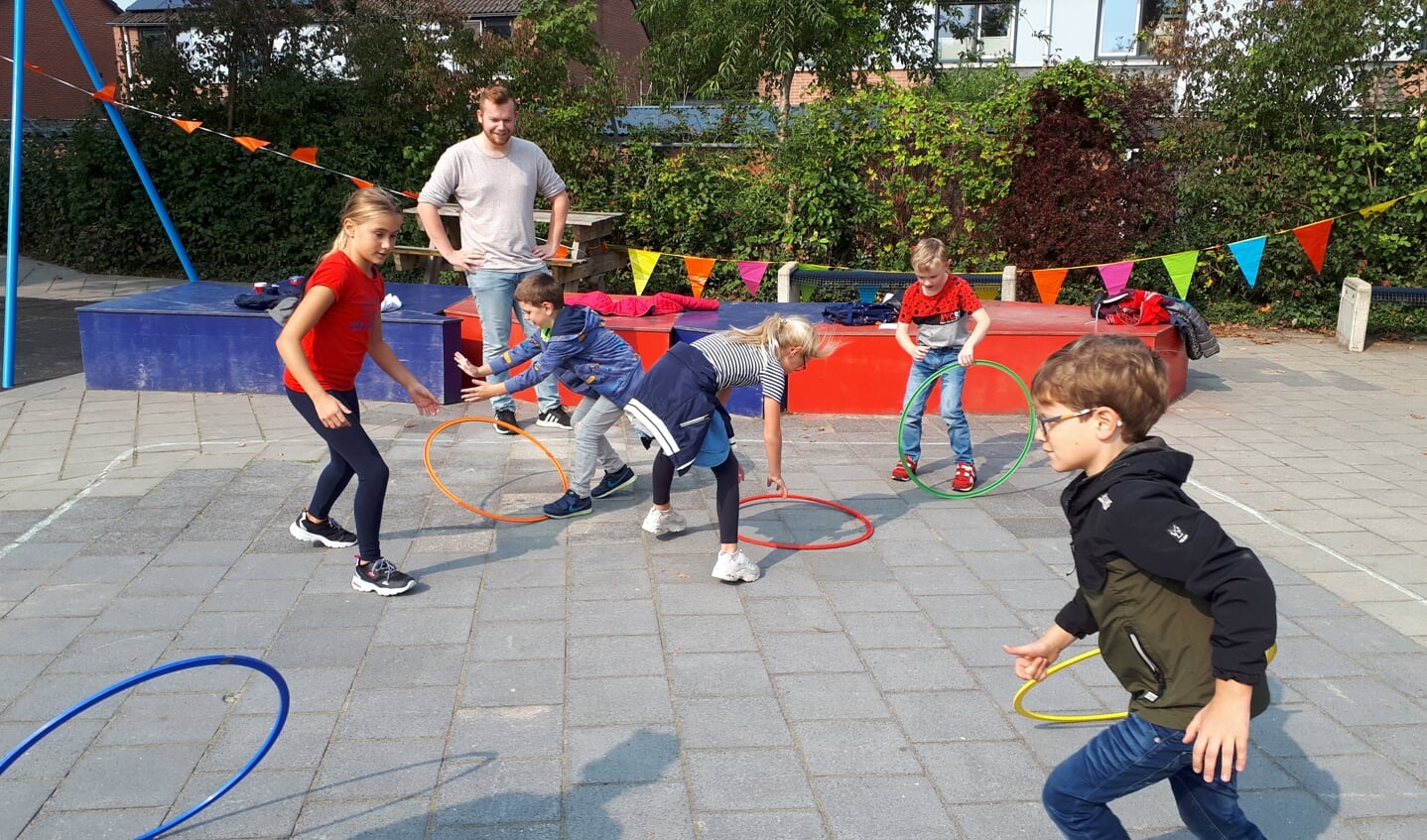 De oudste leerlingen gingen met jongere leerlingen langs een gevarieerd spelletjescircuit dat over het hele plein verspreid was Foto: PR